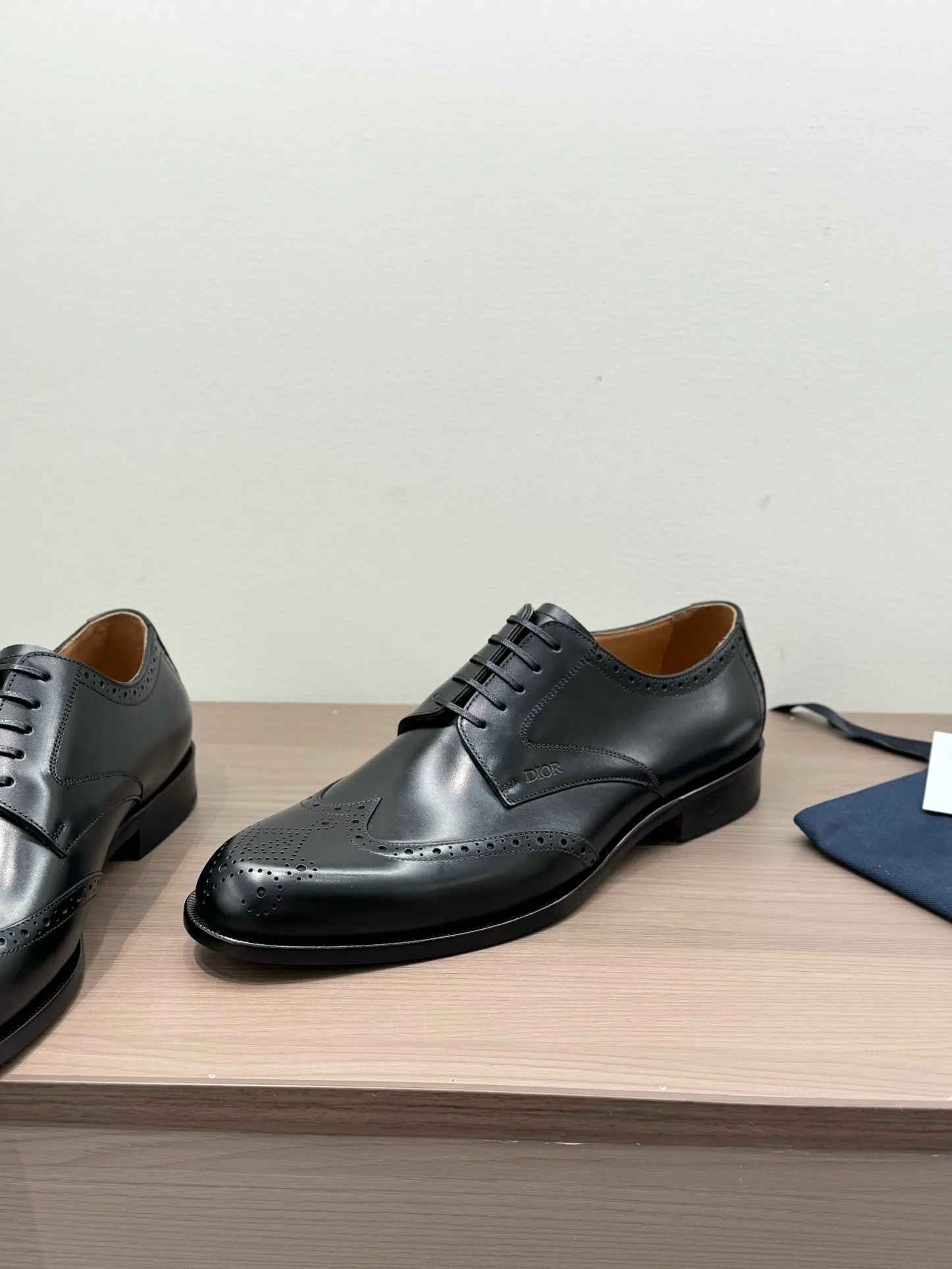 [Dior] Top P: 960💰 Standard code 39-44 (38.45.46 custom-made, non-returnable and non-exchangeable) Dior Dior's latest high-end men's boutique casual leather shoes, imported cowhide upper, water-dyed cowhide lining, imported leather outsole, perfect details are impeccable.